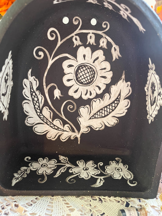 Folk floral shrine~ black clay