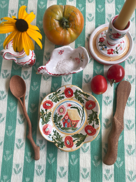 Scalloped small folk plate