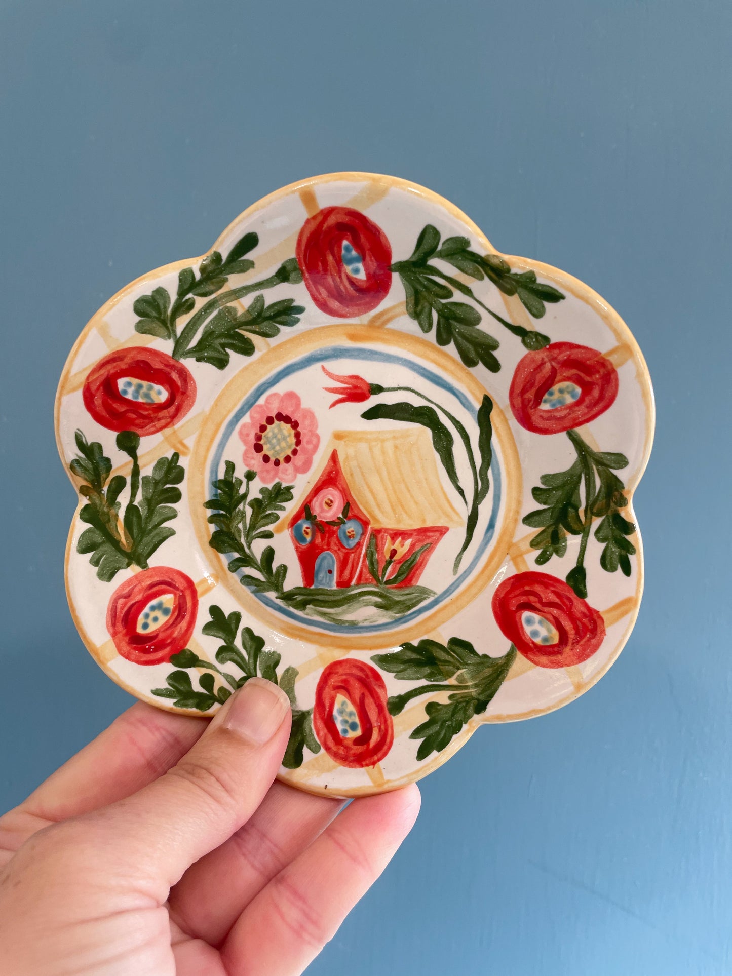 Scalloped small folk plate
