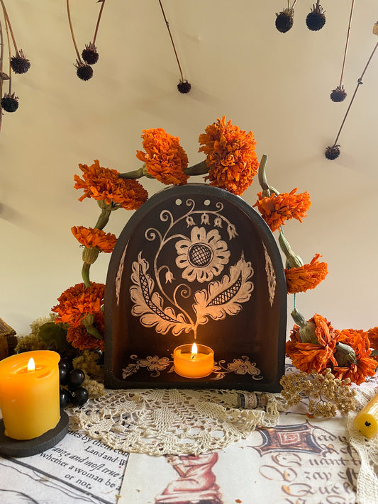 Folk floral shrine~ black clay