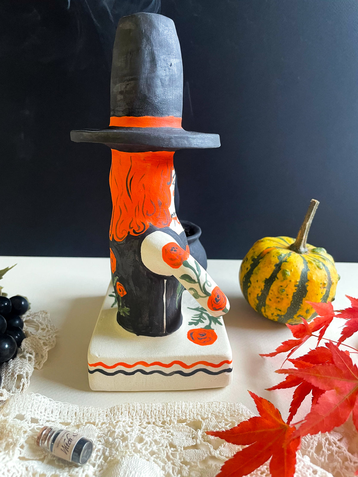 Witch vase pedestal