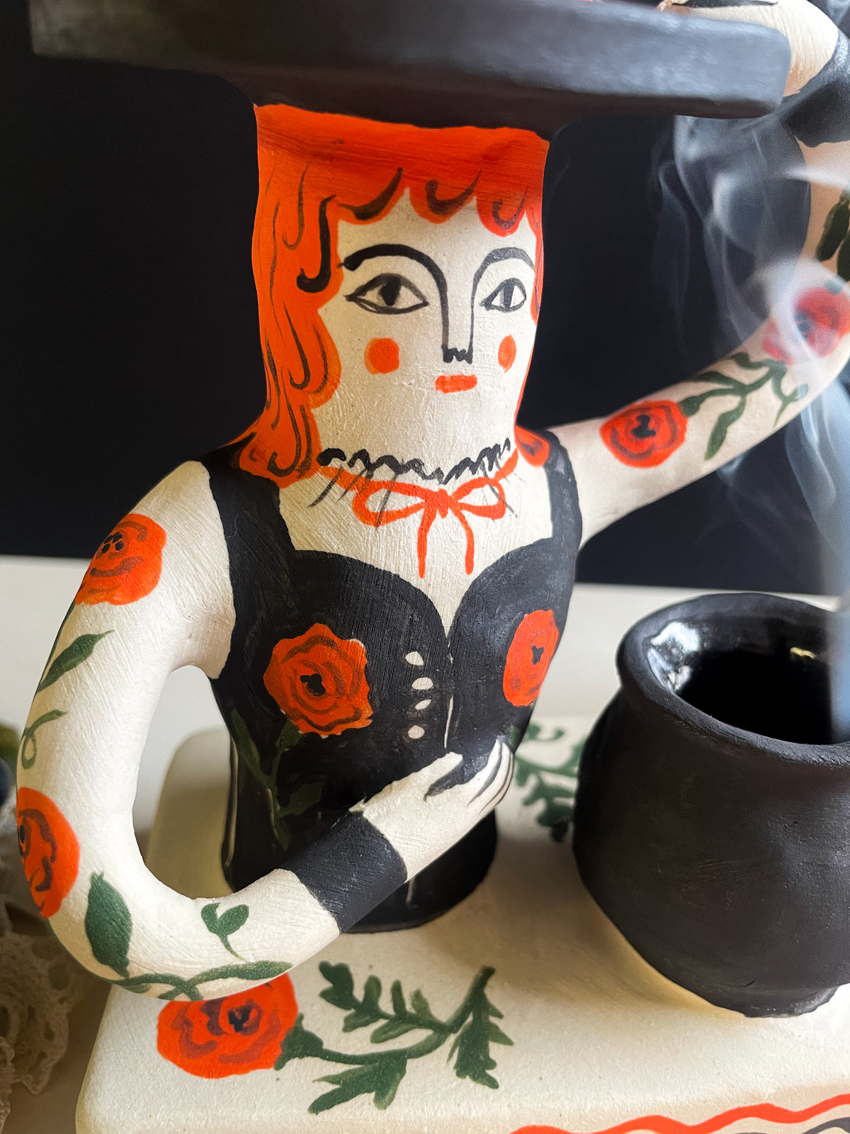 Witch vase pedestal