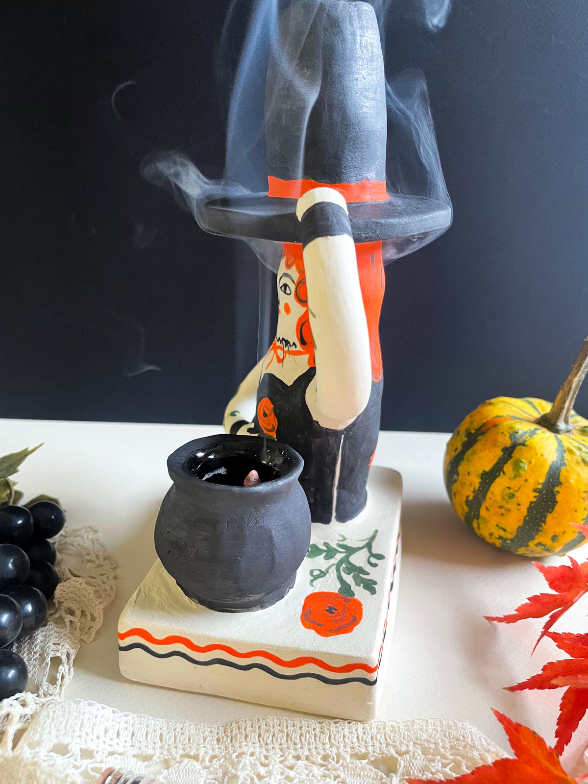 Witch vase pedestal