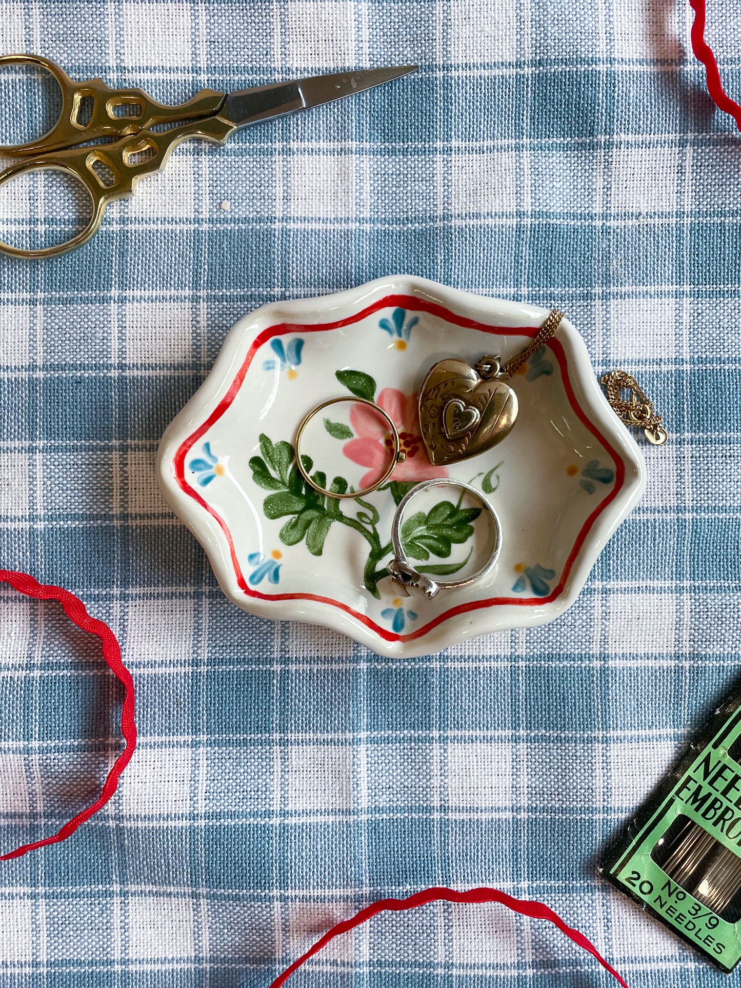 Tiny trinket dish-