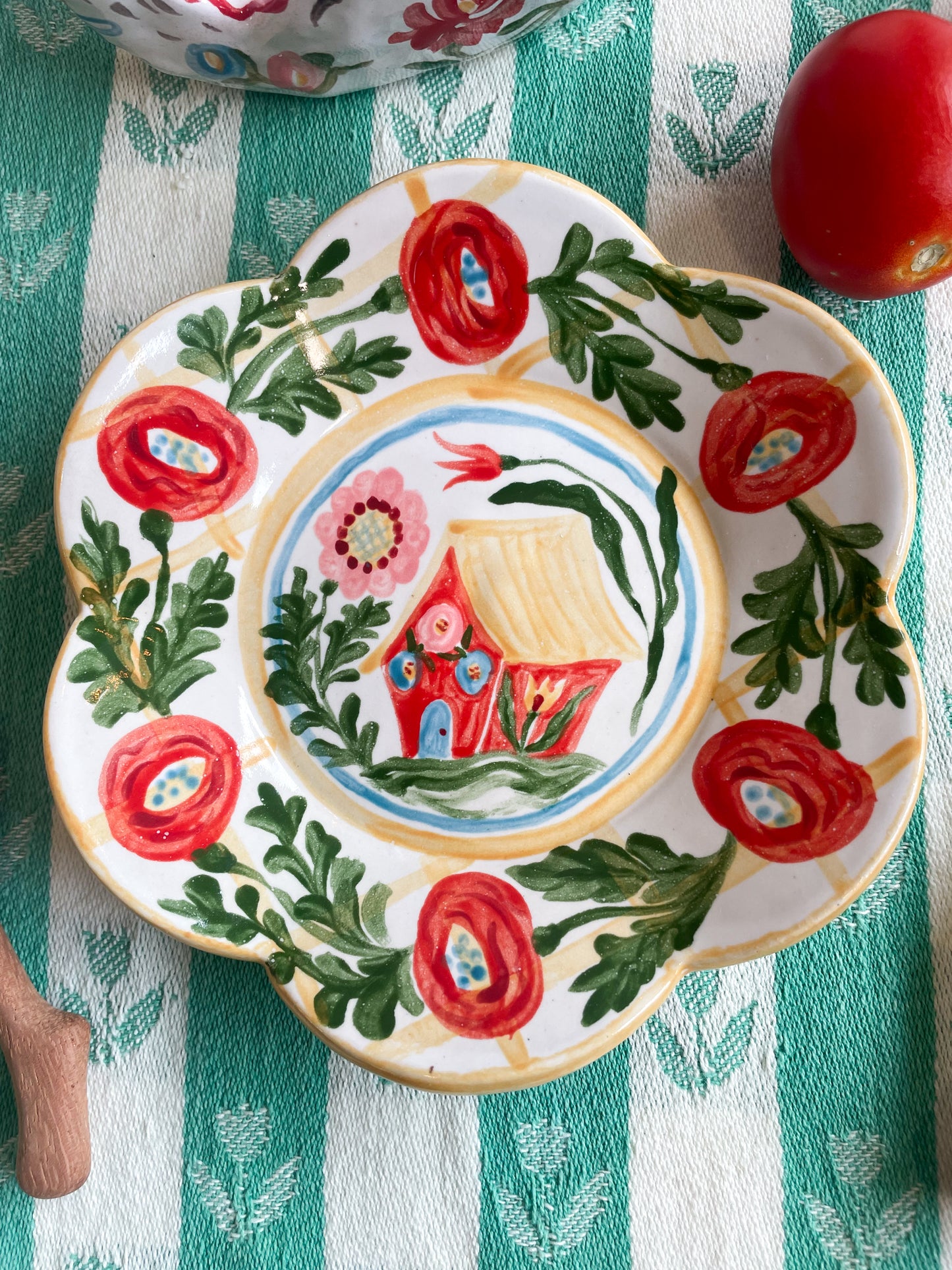 Scalloped small folk plate
