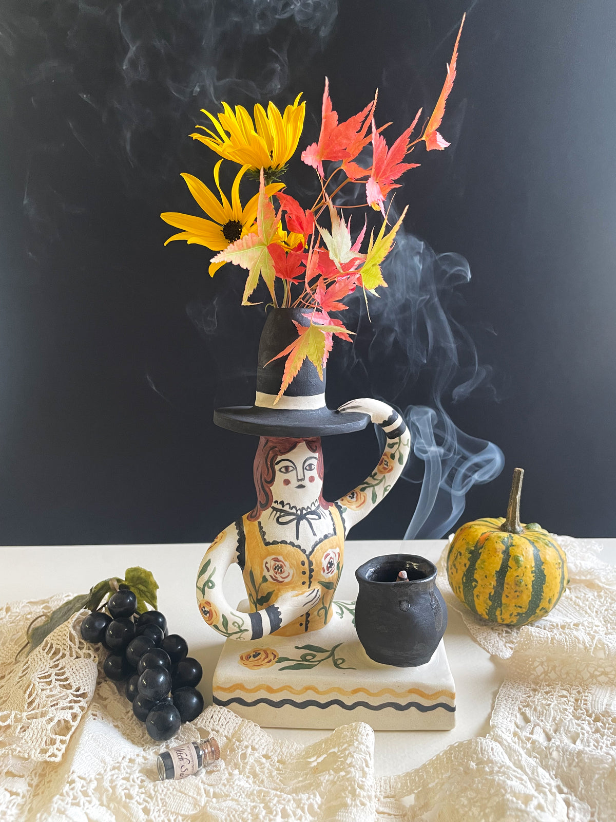 Witch vase pedestal