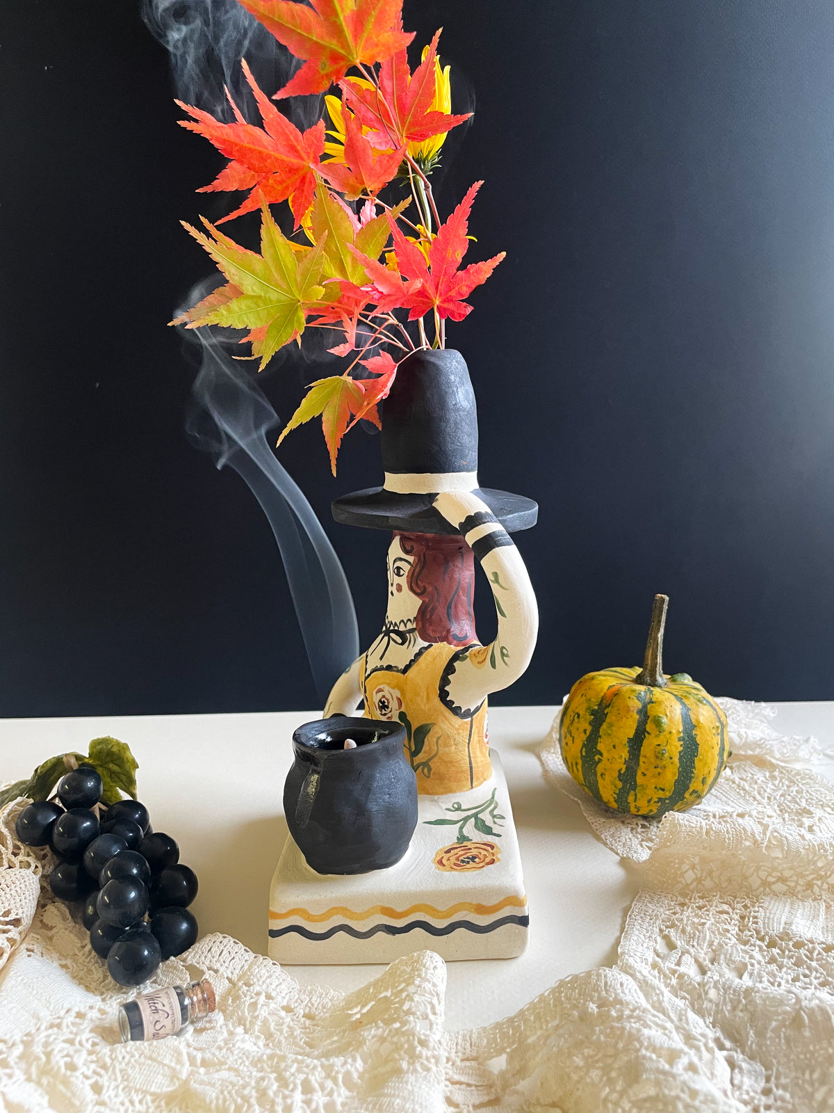 Witch vase pedestal