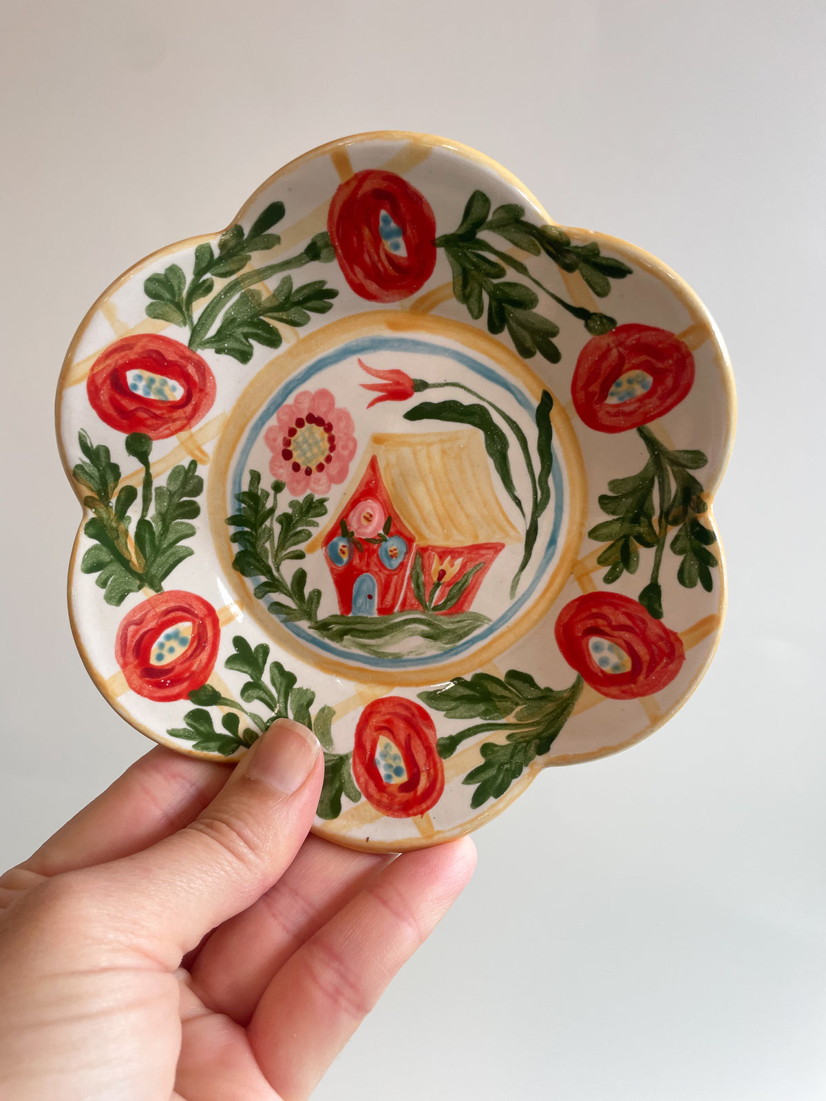 Scalloped small folk plate