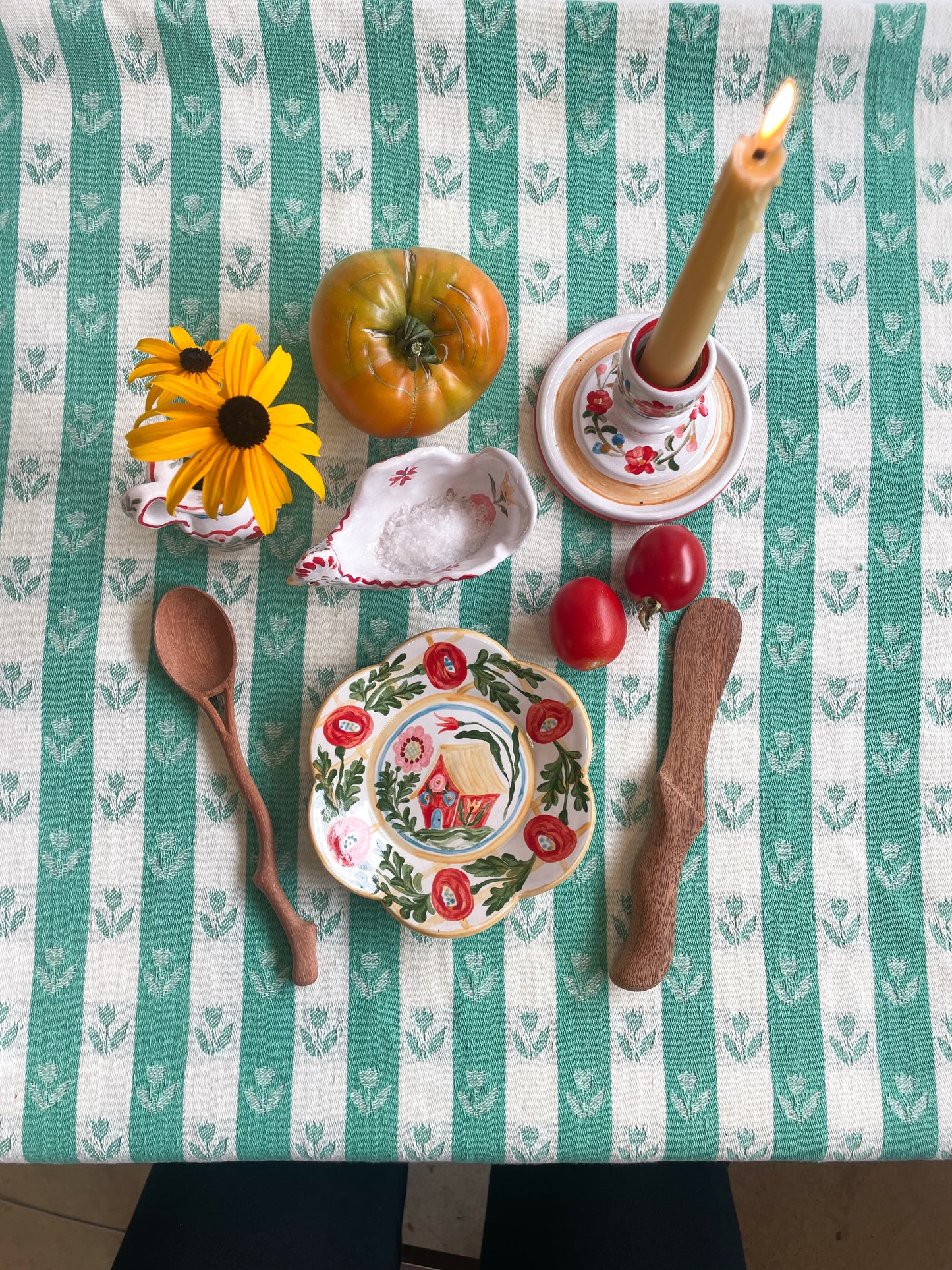 Scalloped small folk plate