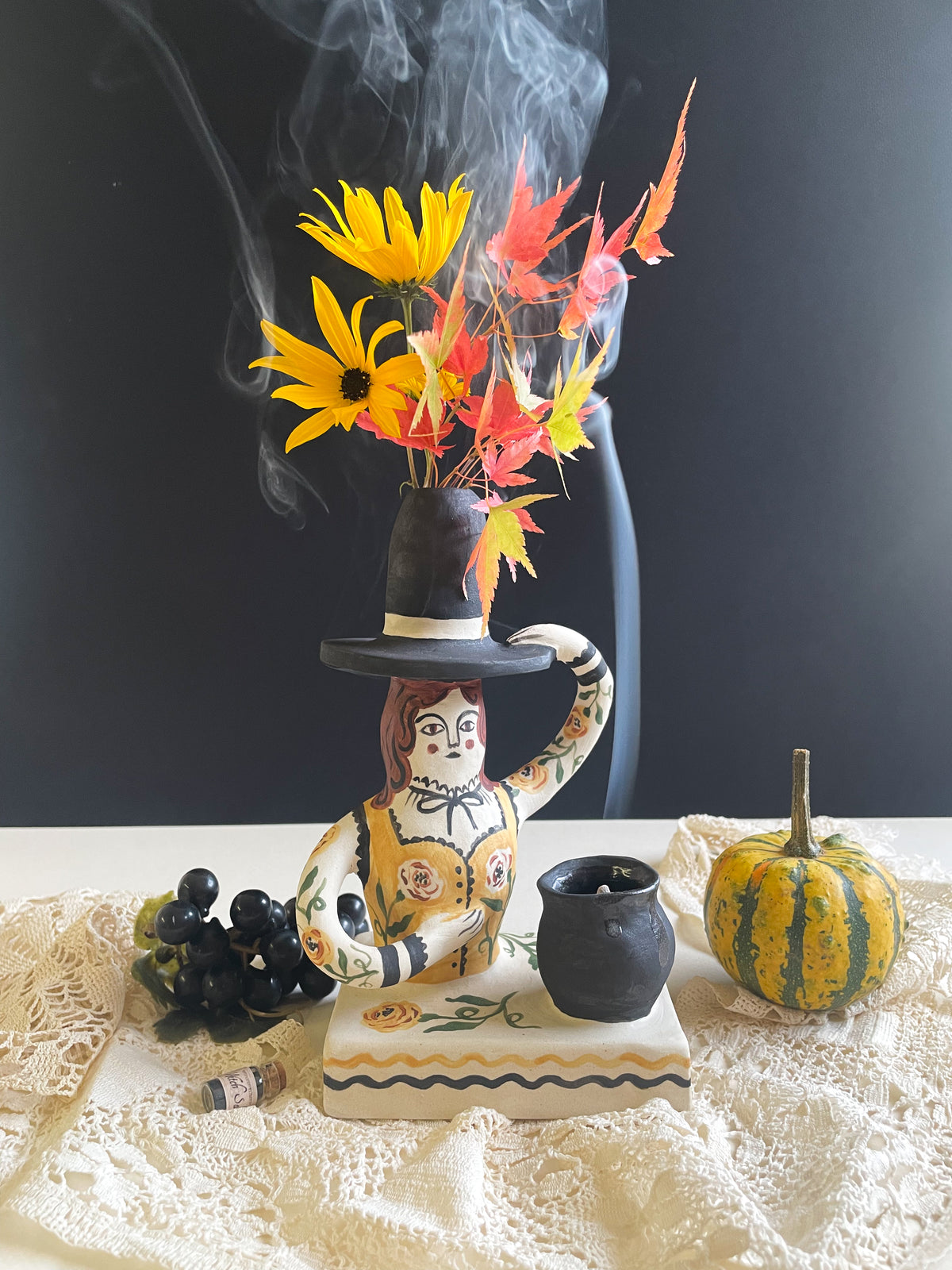Witch vase pedestal