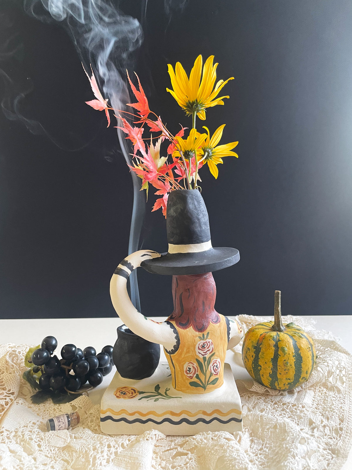 Witch vase pedestal