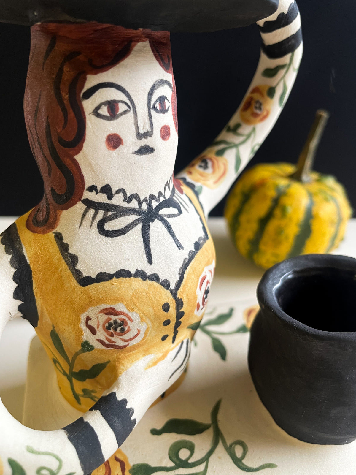 Witch vase pedestal